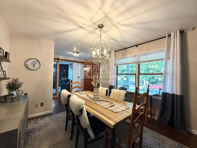Foto del edificio - 1408 E Irwin Ln