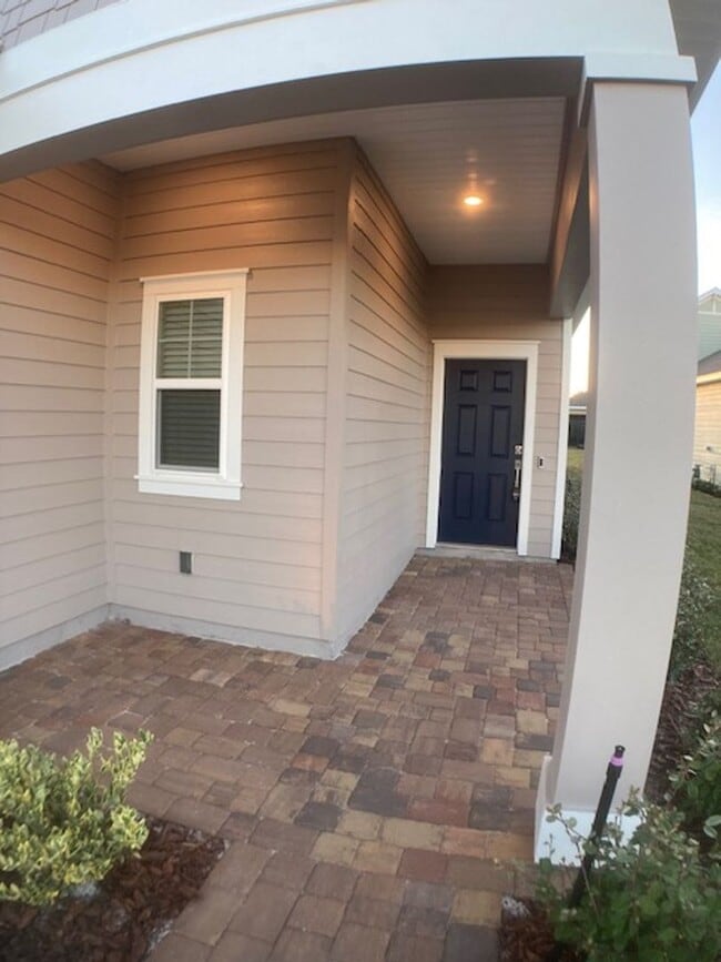 Building Photo - Stylish & Low-Maintenance Living in Oakleaf Community