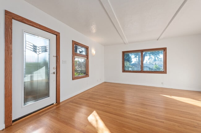 Sala de estar - 570 Okeefe St