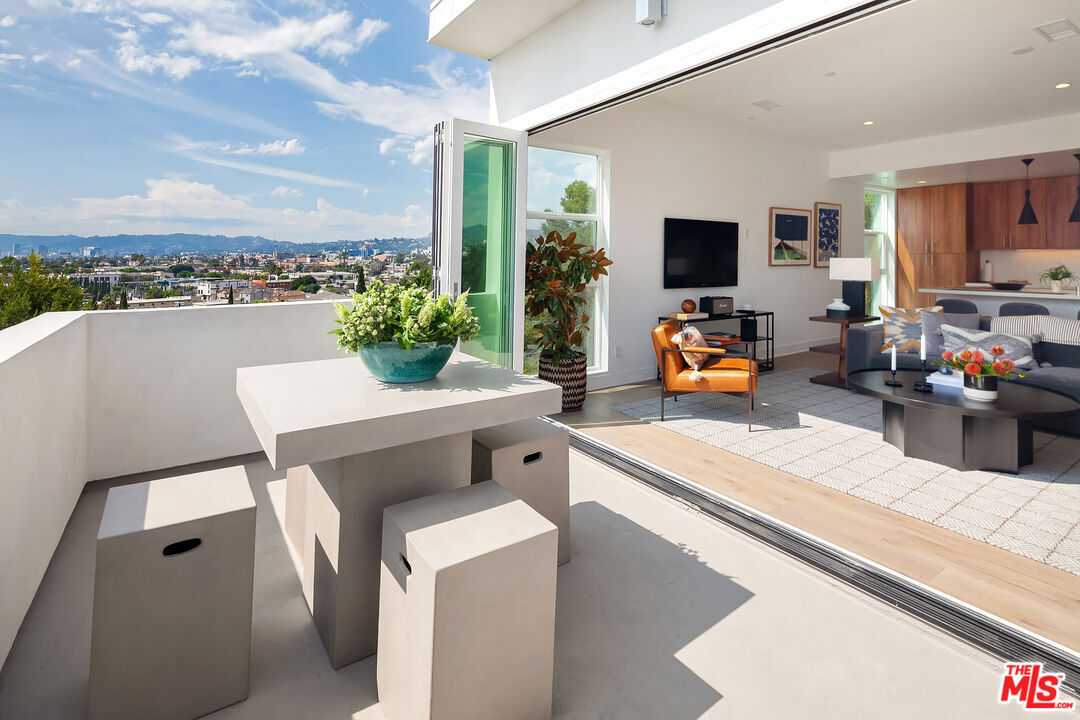 Foto principal - 855 1/2 Hyperion Ave