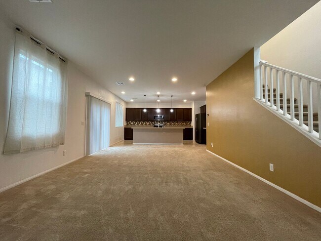 Foto del edificio - GATED 3 BED 2.5 BATH 2 CAR GARAGE SINGLE F...