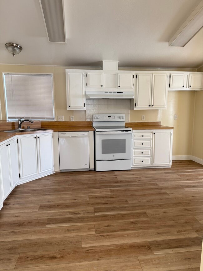 Building Photo - 24425 Woolsey Canyon Rd