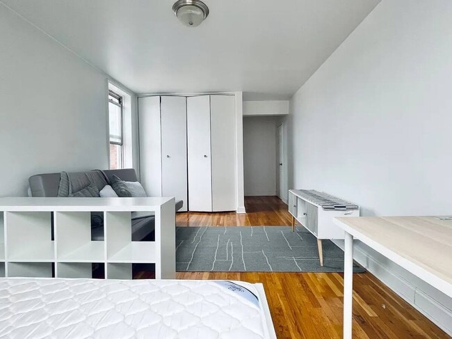 Building Photo - Private Bedroom in a 4 bedroom / 1 bathroom Home