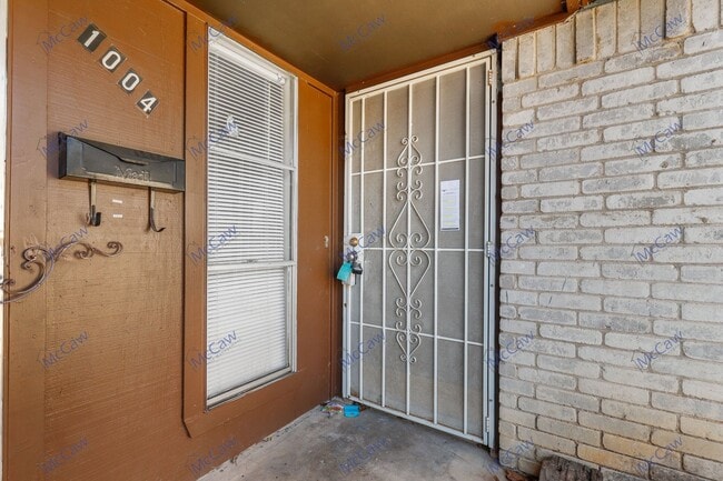 Building Photo - **Section 8 Accepted** Cute 2/1.5 Duplex i...
