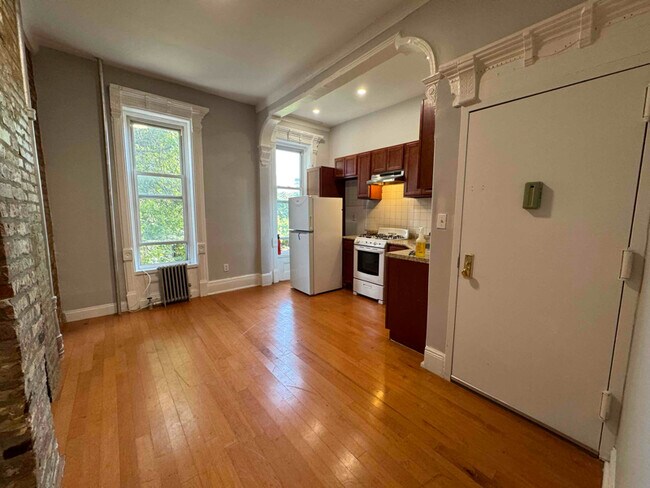Building Photo - 72 Somers St