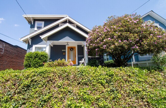 Foto del edificio - Gorgeous NW District House with Stunning Upgrades and Original Charm