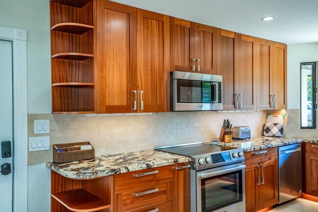 Building Photo - 5 bedroom/4 bathroom Fully Furnished Waile...