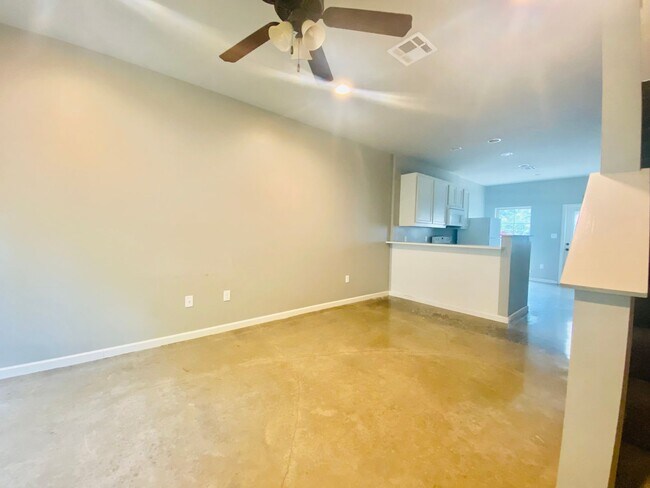 Building Photo - 428 General Mouton Ave