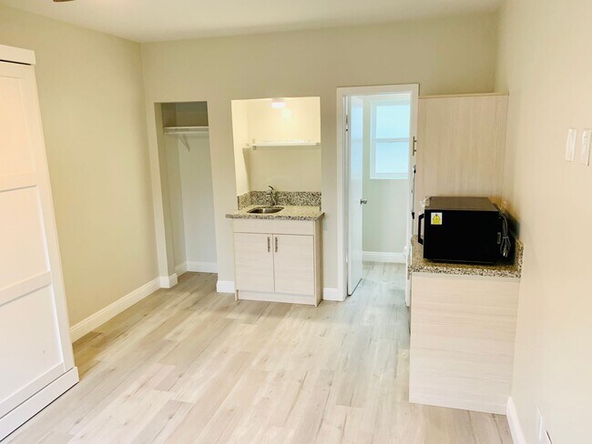 Foto del edificio - Remodeled Beach Studio Available in the Heart of La Jolla! Only $1,800/mo!