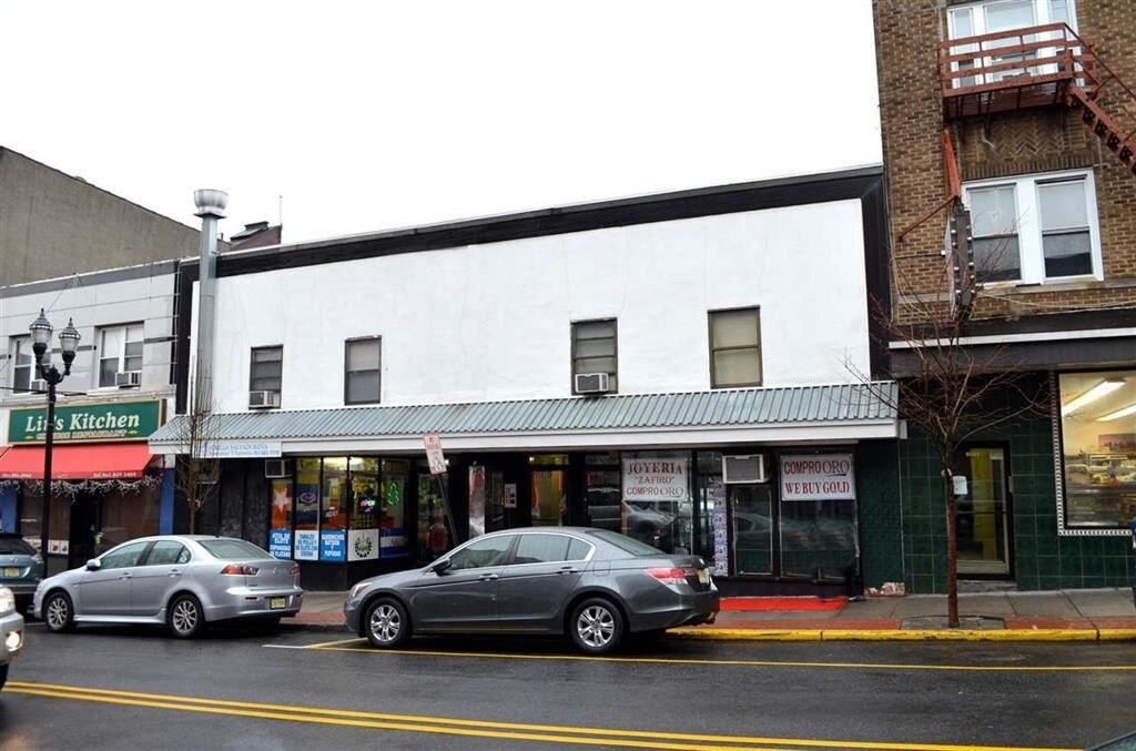 Primary Photo - 1215 Summit Ave