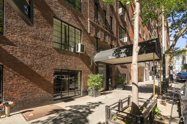 Building Photo - 140 E 40th St