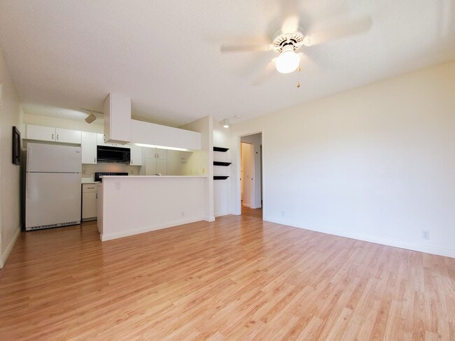 Foto del edificio - For Rent | 1 bedroom, 1 bath upstairs corner unit located in Sun Rise with 1 assigned parking stall