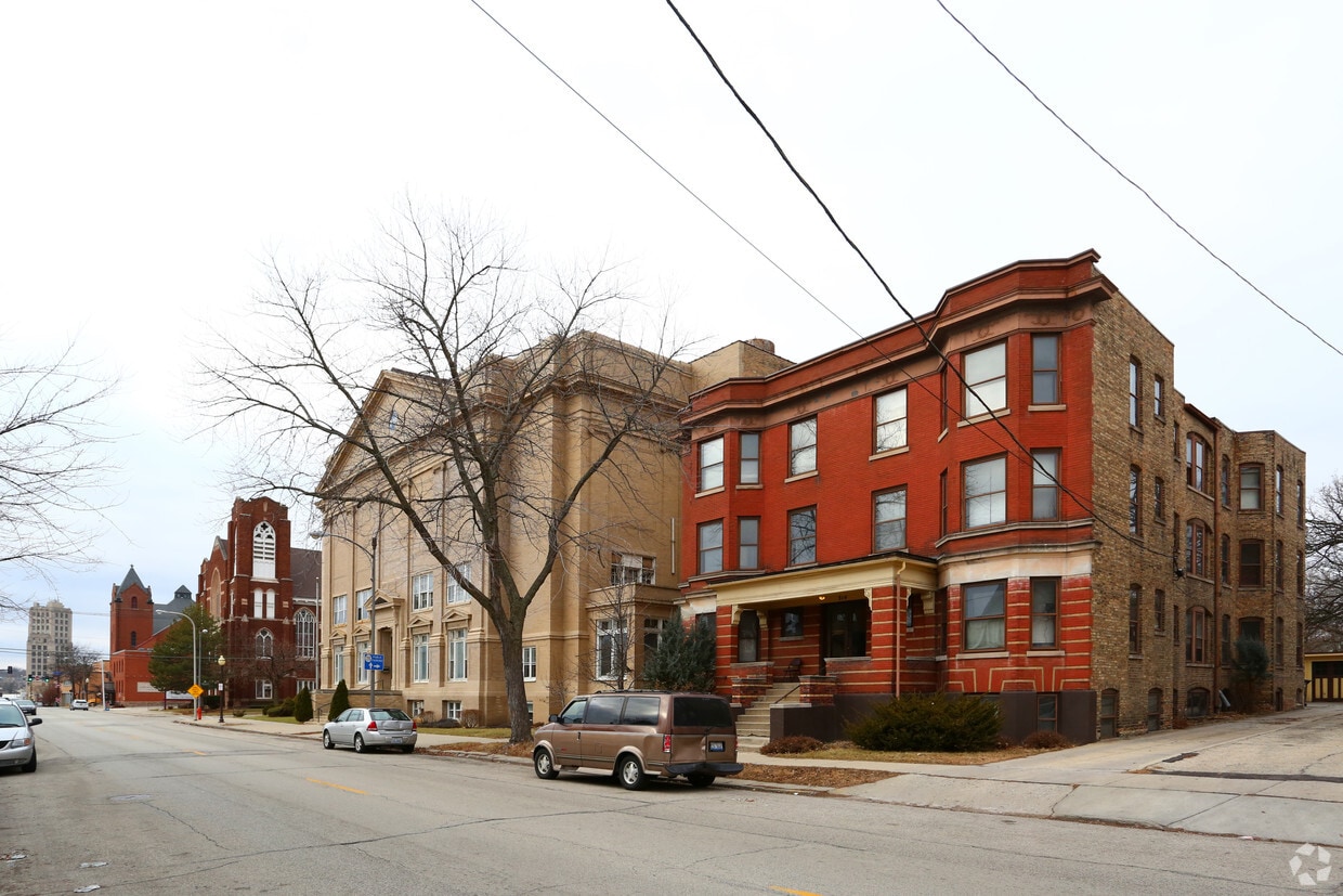 Building Photo - 314 E Chicago St