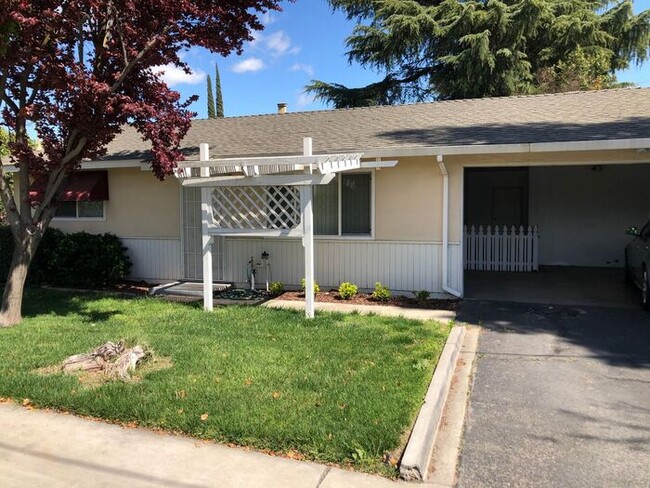 Building Photo - Turlock 2 Bedroom 1 Bath Duplex