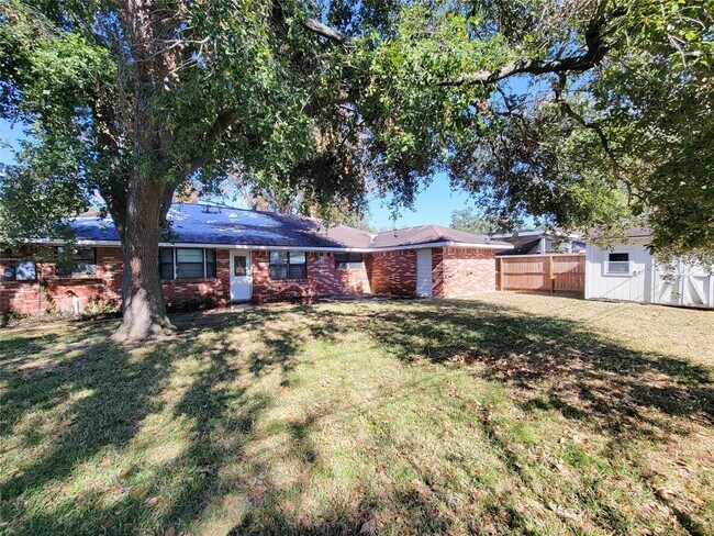 Foto del edificio - 8310 Gulf Tree Ln