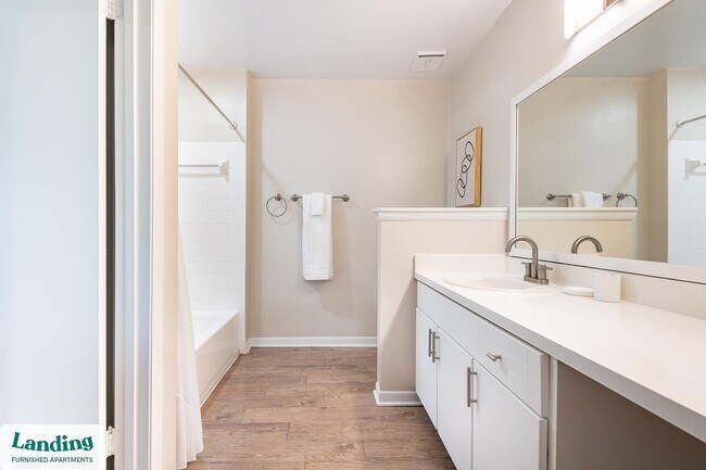 Building Photo - 1000 Palm Pl Dr NE