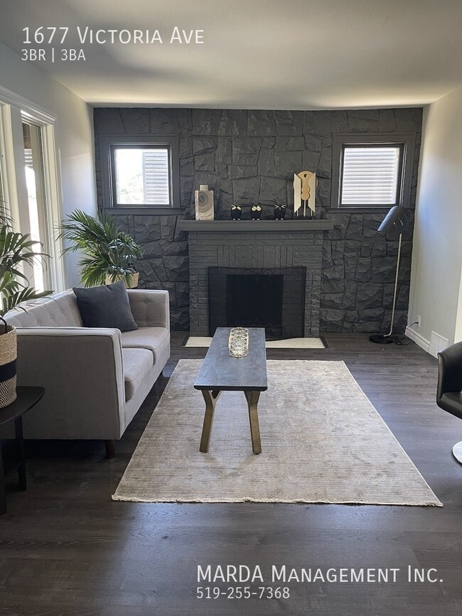 Photo du bâtiment - BEAUTIFUL 3 BED/ 2.5 BATH w/ POOL ON VICTORIA!