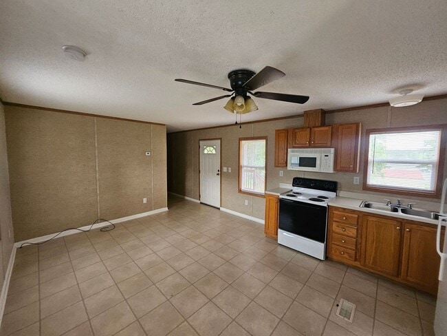 Foto del edificio - 127 Lonesome Hill Rd