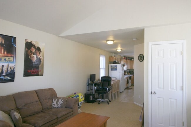 Foto del edificio - 423 E 6th St