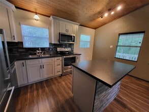 Building Photo - 30 Rdg Crk Dr