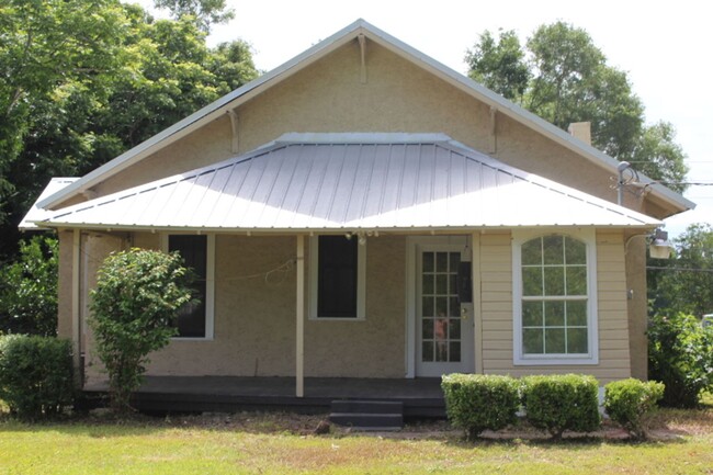 Building Photo - Spacious 3 bedroom