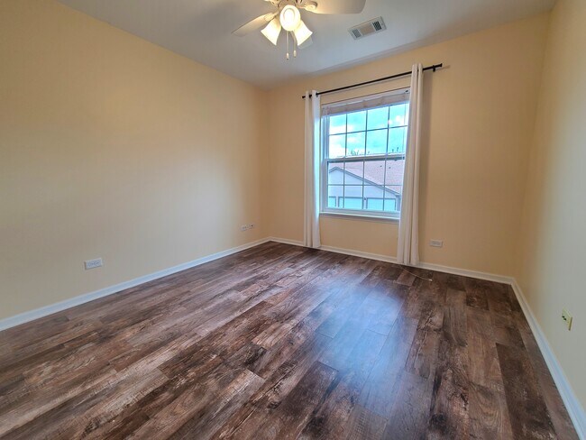 Building Photo - 636 E Whispering Oaks Ct