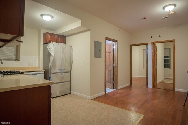 Building Photo - 2 br, 1 bath  - 411 Broadway # 3F