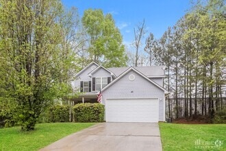 Building Photo - 210 Railside Dr