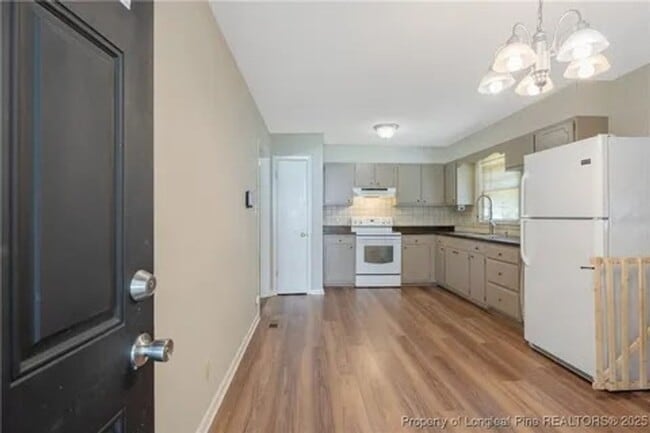 Building Photo - 2560 Pine Springs Dr