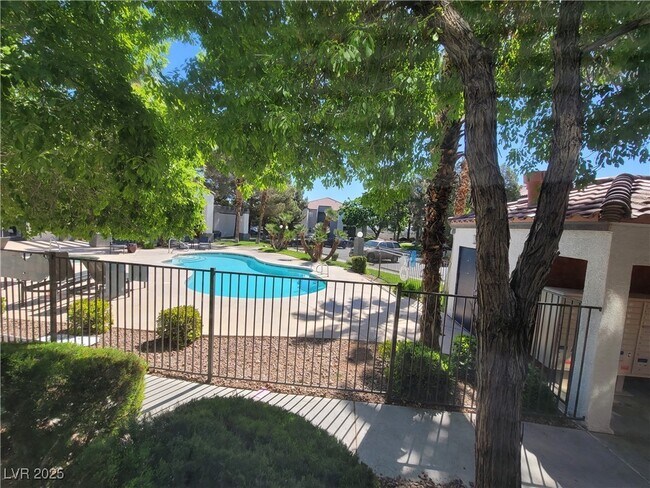 Foto del edificio - 7413 W Russell Rd
