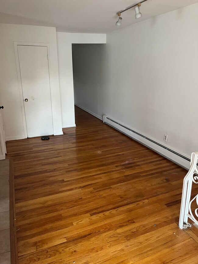 Dining Area/Foyer - 88 Harper Ave