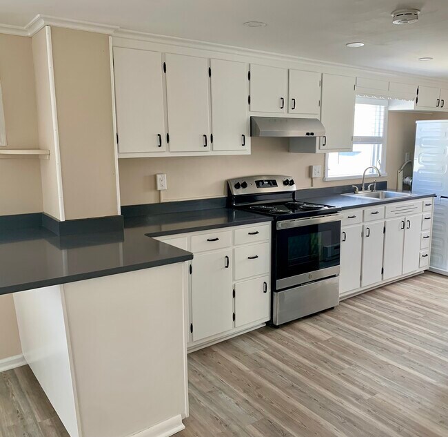 Quartz Countertops - 617 Twain Plz