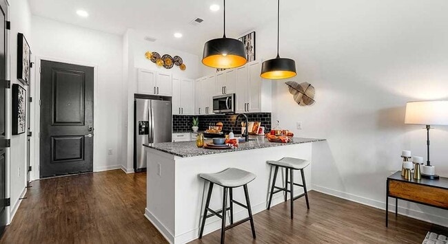 Building Photo - Signal