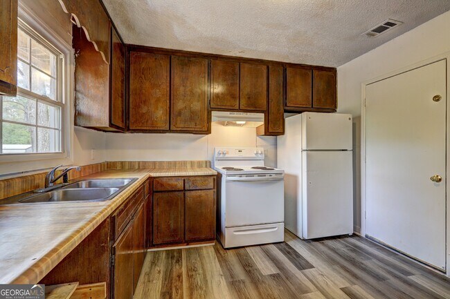 Building Photo - 5587 General Harris Dr
