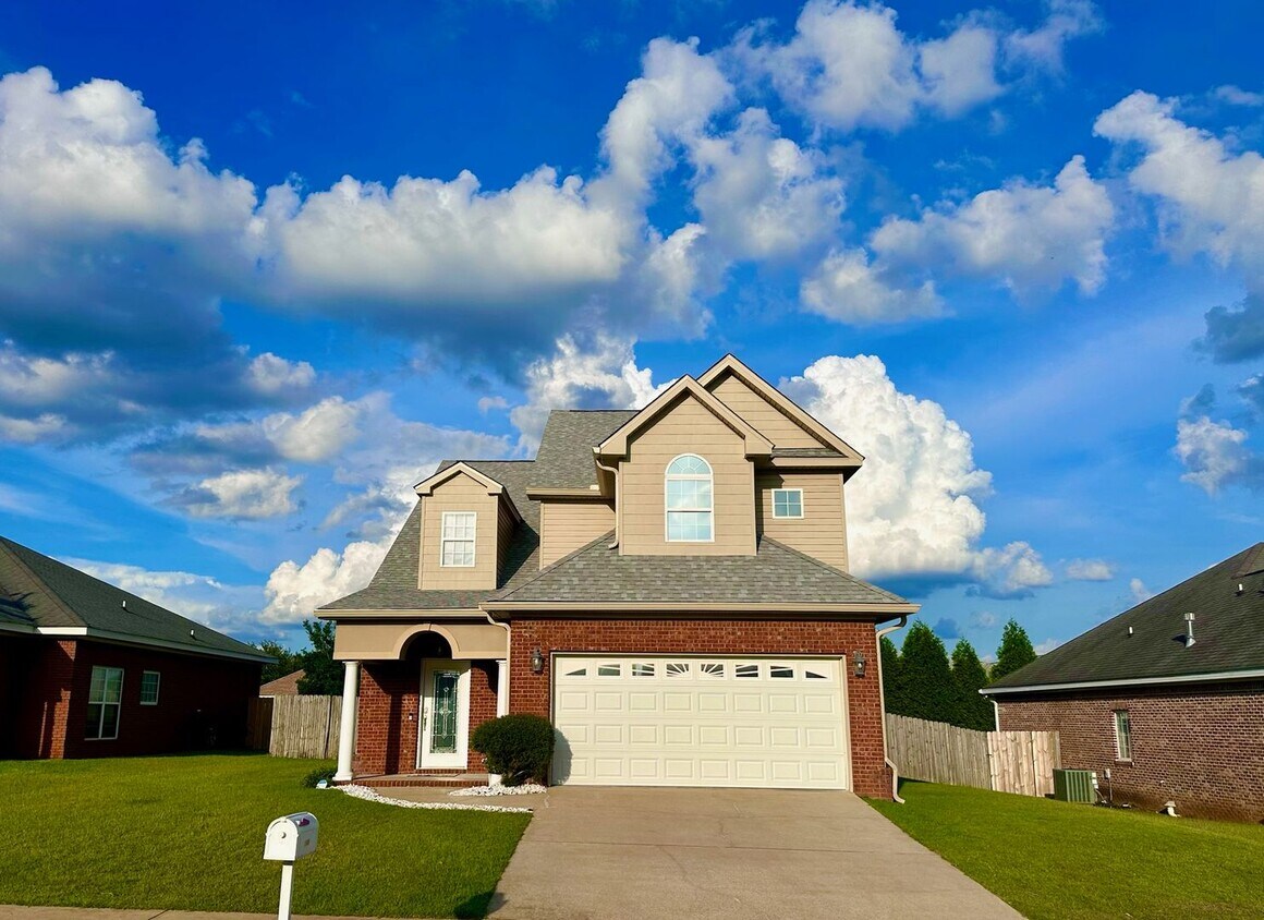 Foto principal - Available NOW -104 Planters Court