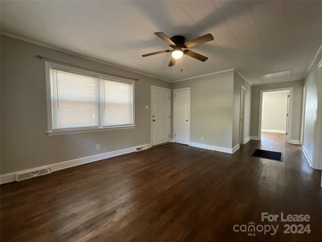 Building Photo - 517 N Miller Ave