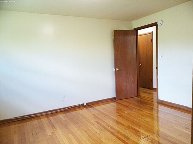 Foto del edificio - Bright  Second Floor Flat Across from Barr...
