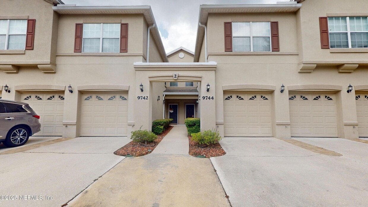 Foto principal - 9744 Summer Grove Way W