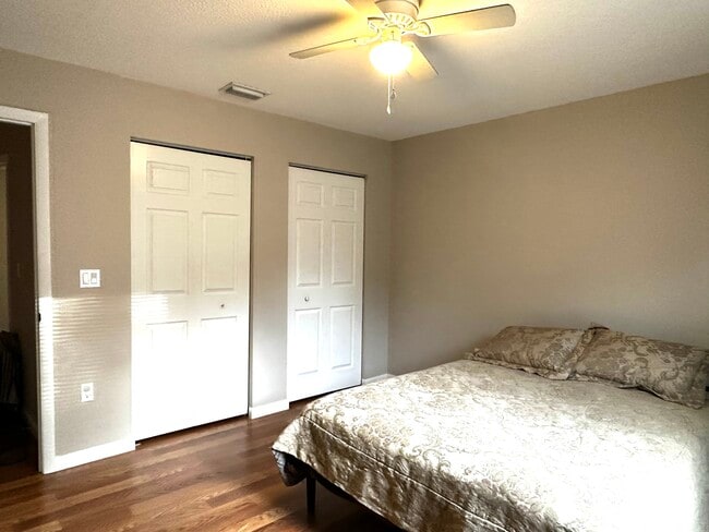 Foto del edificio - 4921 20th St Ct E