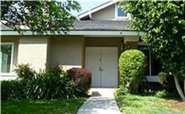 Building Photo - Welcome home to this 2 story end unit 3 bedroom 2 bath located in the heart of Irvine