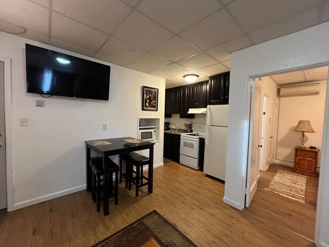 Building Photo - Fully FURNISHED Temporary, Extended Stay or Vacation Rental