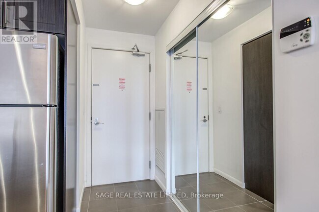 Photo du bâtiment - 800-1800 Lawrence Ave W