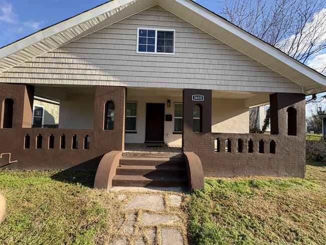 Photo - 1615 Dora St House