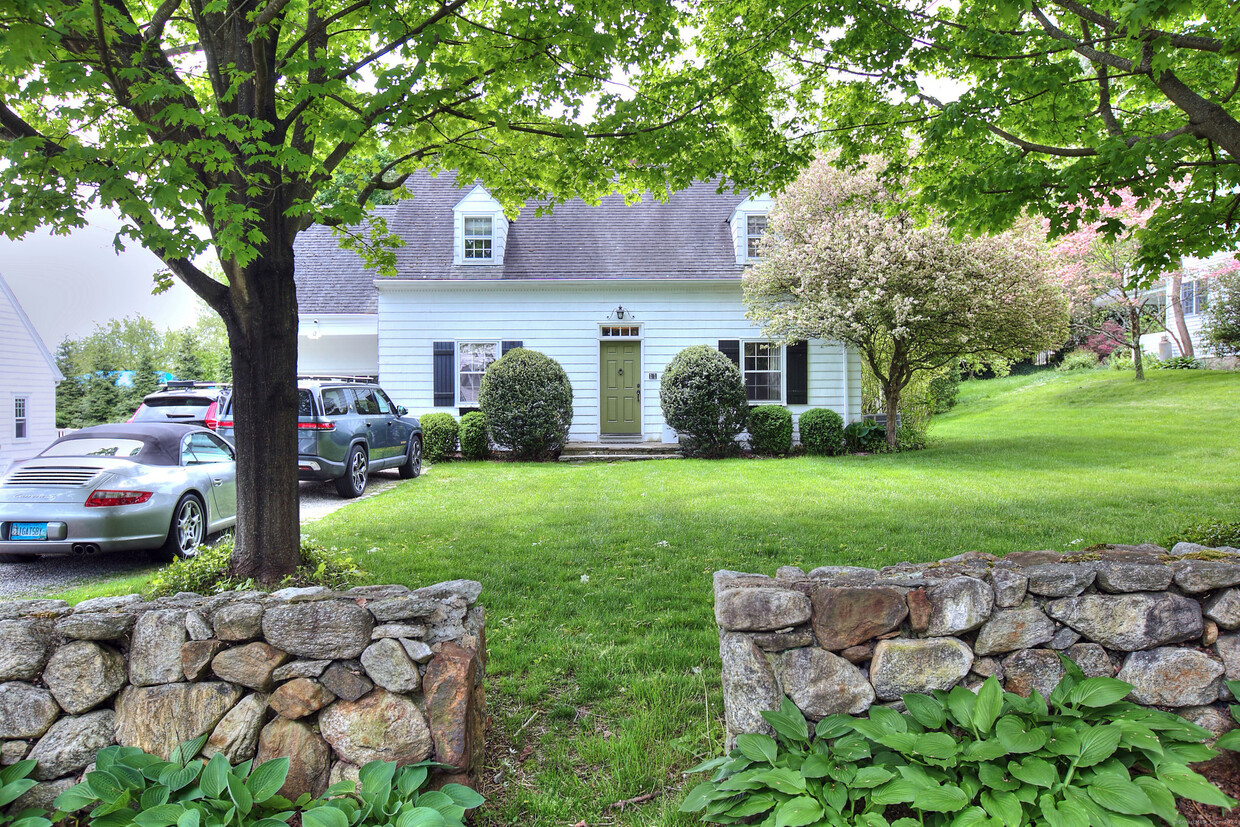 Primary Photo - 11 Treadwell Ave