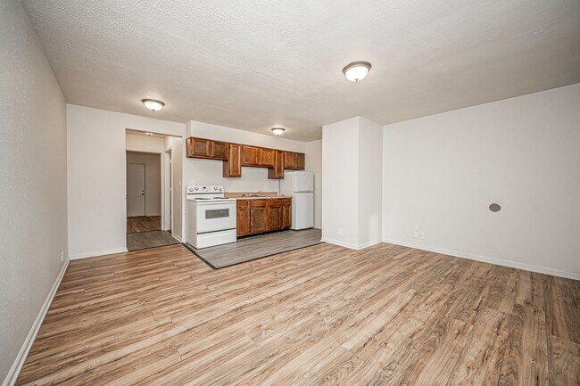 Foto del edificio - Please View 3D Virtual Walk-Through Before Scheduling a Showing