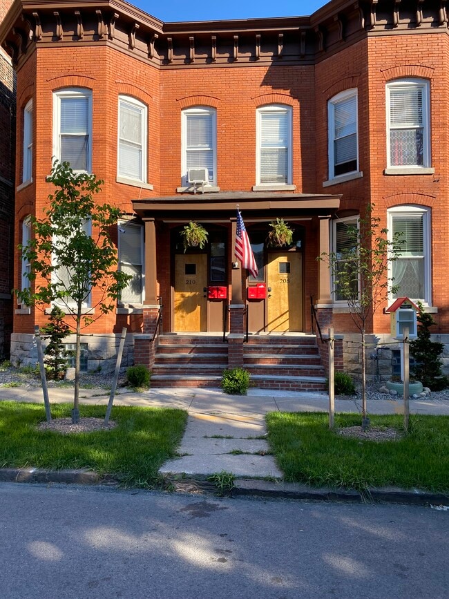 Building Photo - 208 Ash St