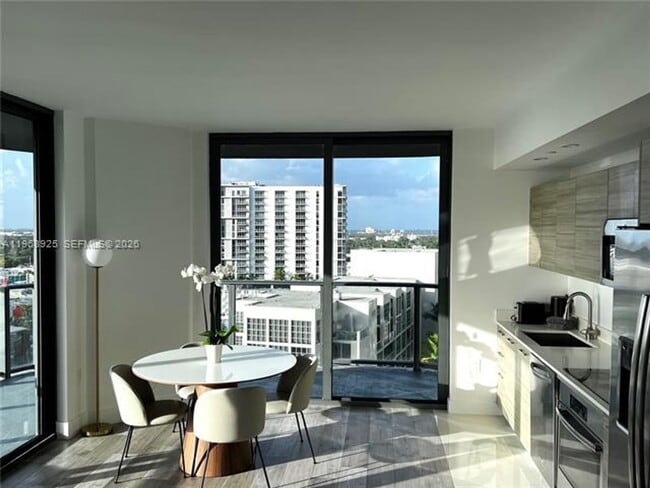 Foto del edificio - 121 NE 34th St