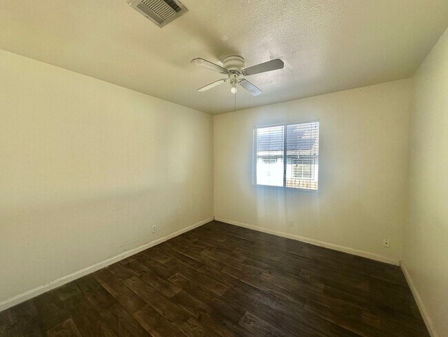 Foto del edificio - 113 Little Lake Rd