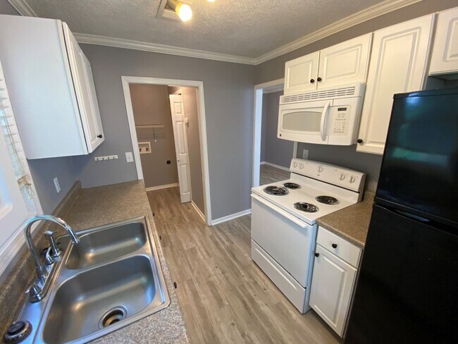 Building Photo - Super cozy 3 bedroom 1 bath home located i...