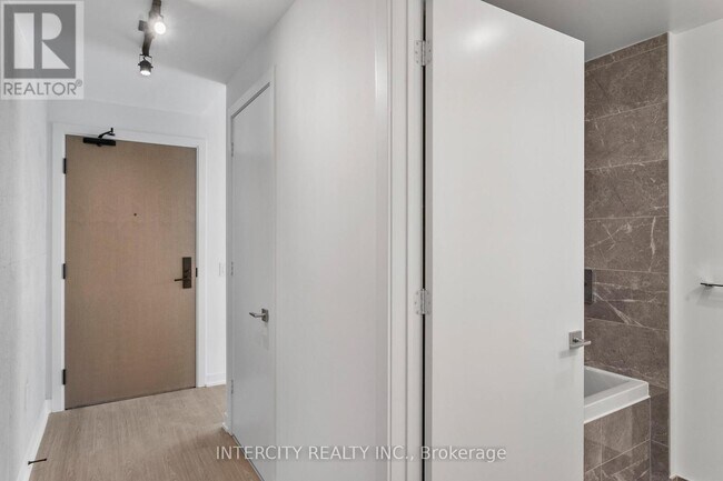 Building Photo - 195 McCaul St